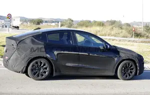 Tesla Model Y 2025 - Foto spia 02-01-2025 - 12