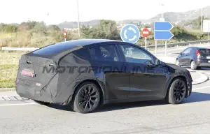 Tesla Model Y 2025 - Foto spia 02-01-2025 - 15