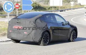 Tesla Model Y 2025 - Foto spia 02-01-2025 - 17