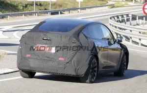 Tesla Model Y 2025 - Foto spia 02-01-2025 - 18