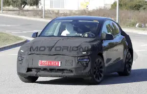 Tesla Model Y 2025 - Foto spia 02-01-2025 - 3
