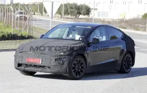 Tesla Model Y 2025 - Foto spia 02-01-2025 - 2