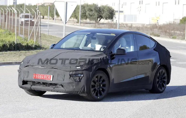 Tesla Model Y 2025 - Foto spia 02-01-2025 - 2