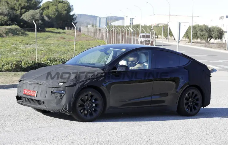 Tesla Model Y 2025 - Foto spia 02-01-2025 - 4