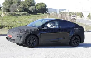 Tesla Model Y 2025 - Foto spia 02-01-2025 - 8