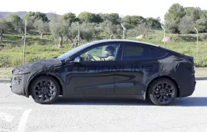 Tesla Model Y 2025 - Foto spia 02-01-2025 - 6