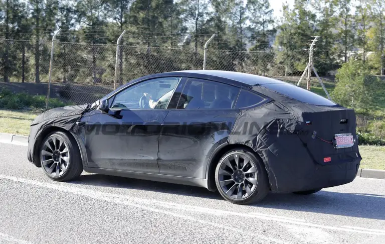 Tesla Model Y 2025 - Foto spia 02-01-2025 - 5