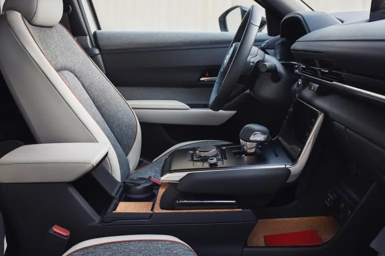 Mazda MX-30 e-Skyactiv R-EV 2025 - Foto ufficiali - 20