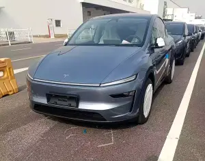 Tesla Model Y 2025 - Foto reali