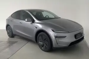 Tesla Model Y 2025 - Foto reali