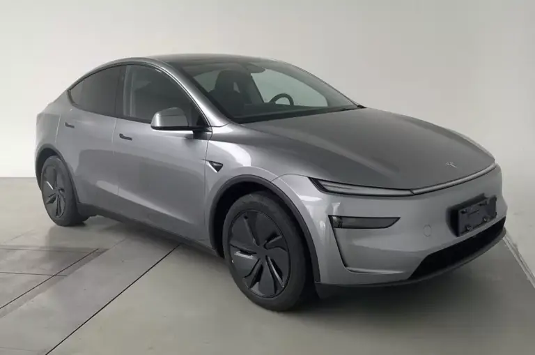 Tesla Model Y 2025 - Foto reali - 5