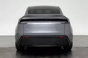 Tesla Model Y 2025 - Foto reali