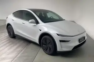 Tesla Model Y 2025 - Foto reali