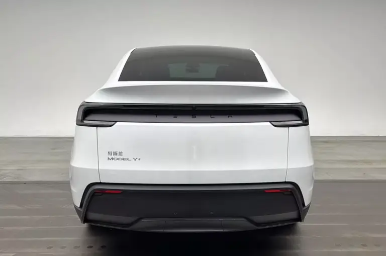 Tesla Model Y 2025 - Foto reali - 3