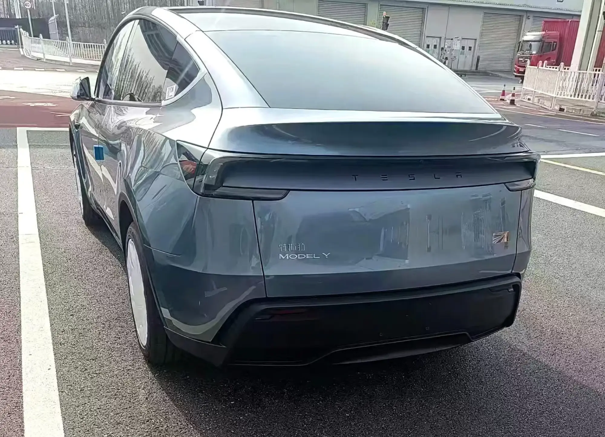 Tesla Model Y 2025 - Foto reali - 7