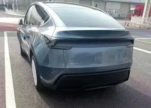 Tesla Model Y 2025 - Foto reali