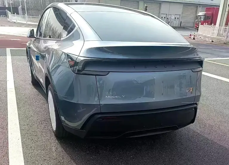 Tesla Model Y 2025 - Foto reali - 7