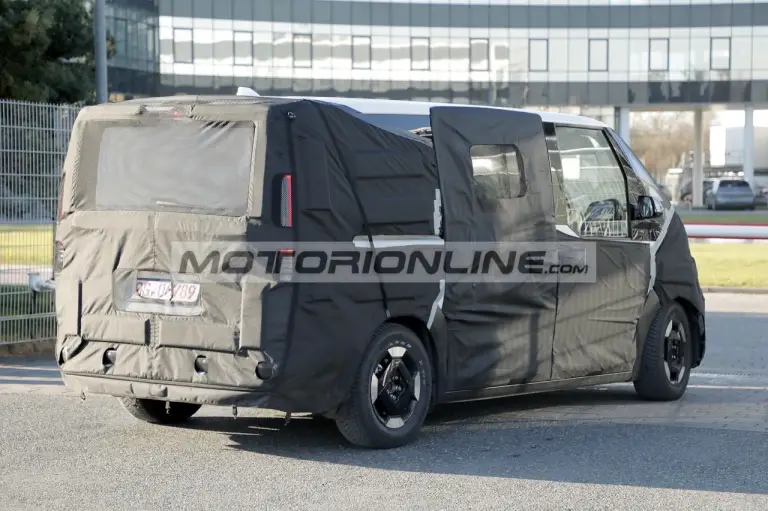 Kia PV5 - Foto spia 16-1-2025 - 16