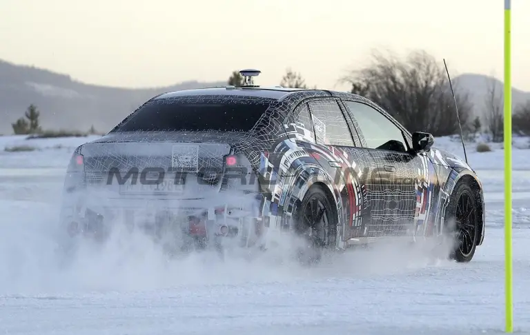 BMW M3 2027 - Foto spia 21-01-2025 - 12