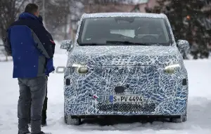 Mercedes Classe V EV 2027 - Foto spia 24-01-2025 - 1