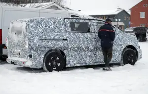 Mercedes Classe V EV 2027 - Foto spia 24-01-2025 - 12