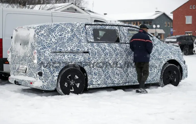Mercedes Classe V EV 2027 - Foto spia 24-01-2025 - 12