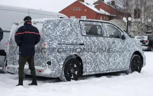 Mercedes Classe V EV 2027 - Foto spia 24-01-2025 - 11