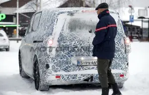 Mercedes Classe V EV 2027 - Foto spia 24-01-2025 - 10