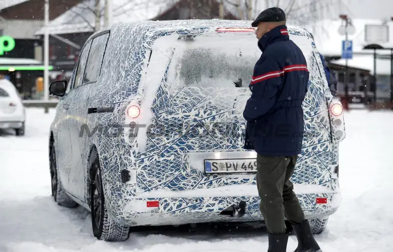 Mercedes Classe V EV 2027 - Foto spia 24-01-2025 - 10