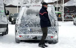 Mercedes Classe V EV 2027 - Foto spia 24-01-2025 - 13