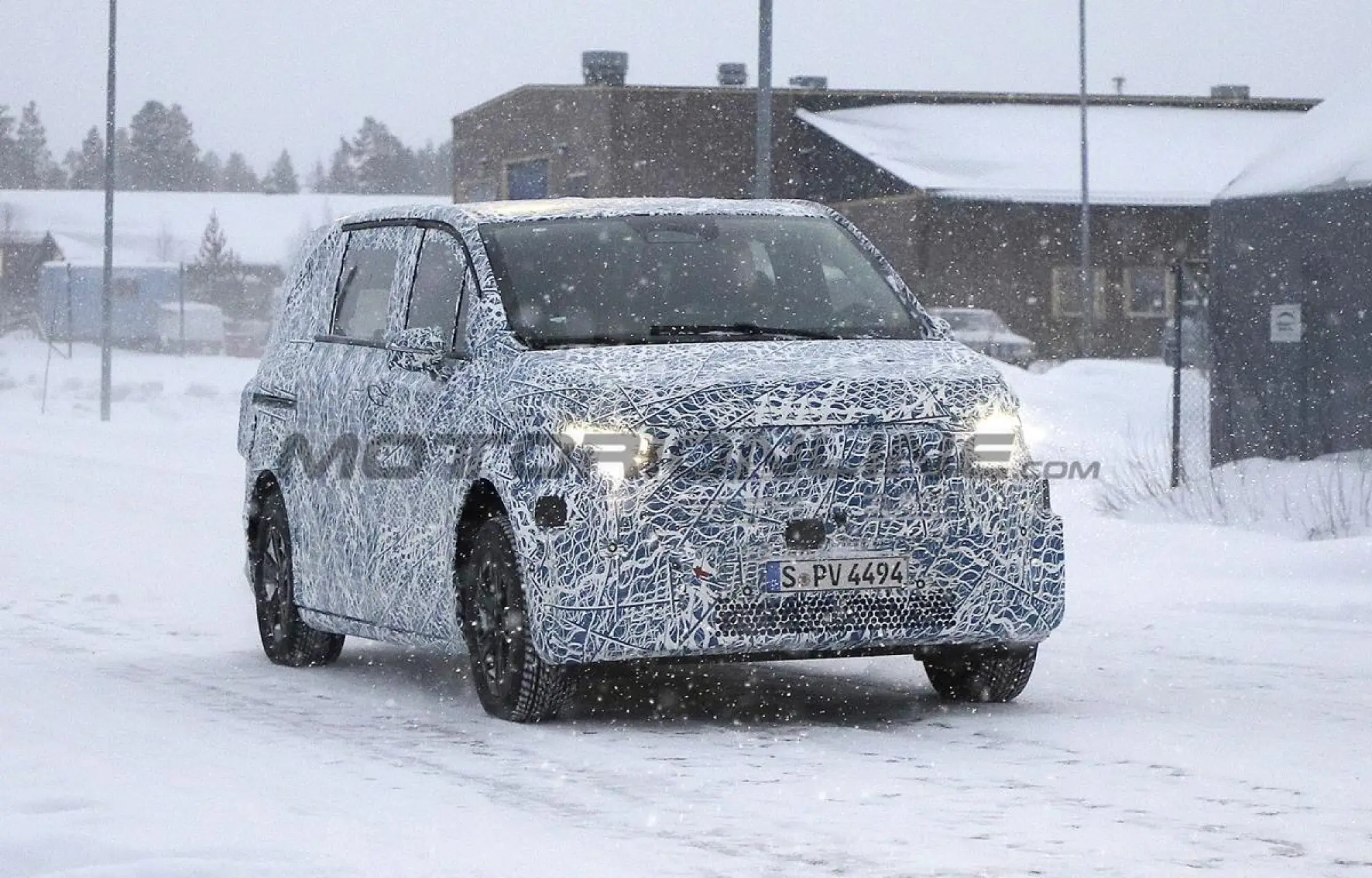 Mercedes Classe V EV 2027 - Foto spia 24-01-2025 - 15