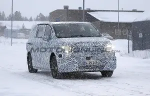 Mercedes Classe V EV 2027 - Foto spia 24-01-2025 - 15