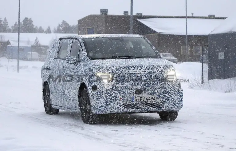Mercedes Classe V EV 2027 - Foto spia 24-01-2025 - 15