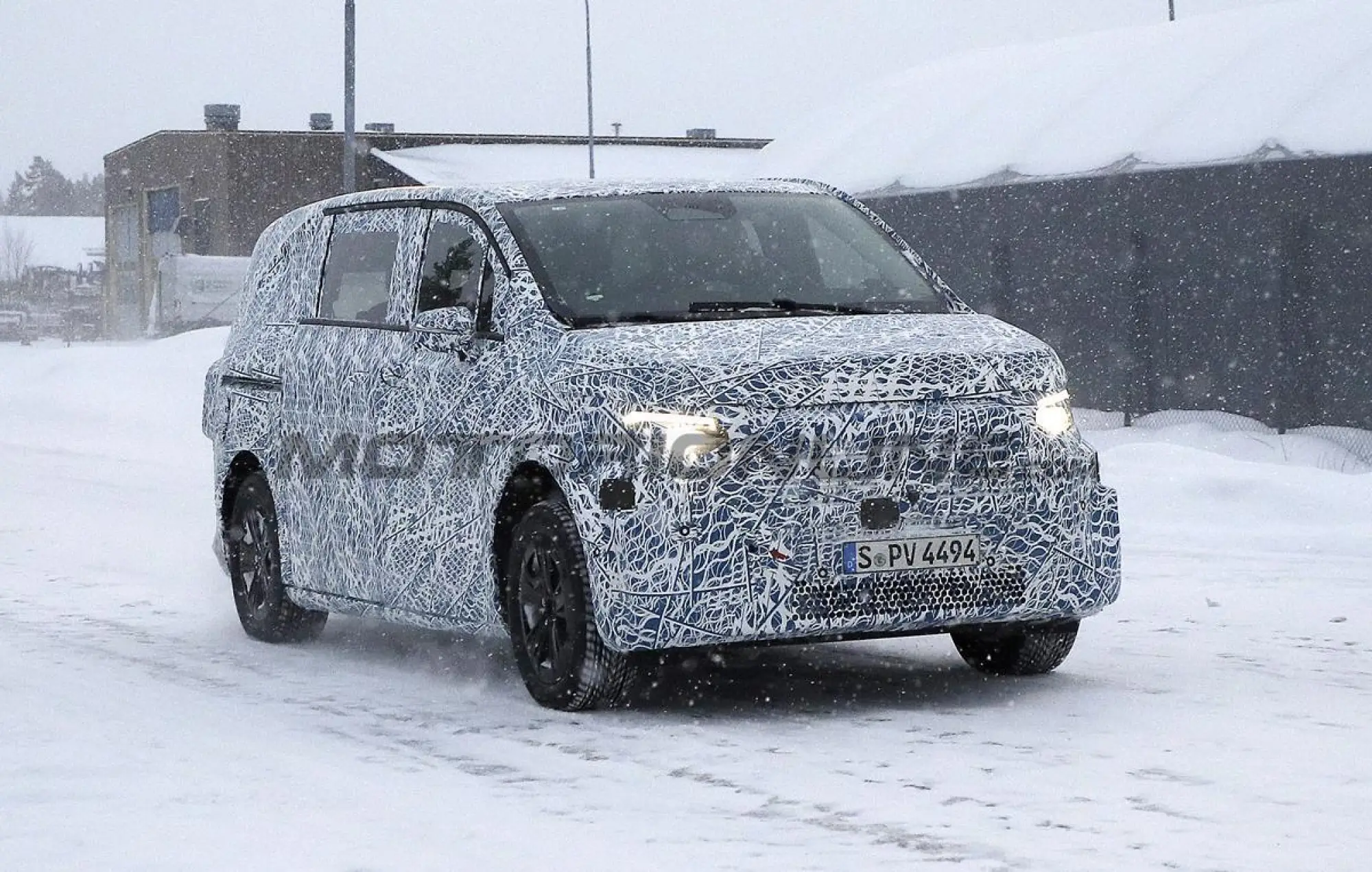 Mercedes Classe V EV 2027 - Foto spia 24-01-2025 - 14