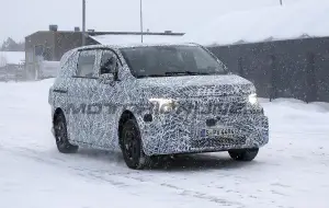 Mercedes Classe V EV 2027 - Foto spia 24-01-2025 - 14