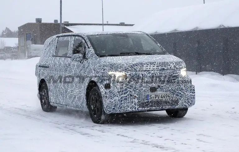 Mercedes Classe V EV 2027 - Foto spia 24-01-2025 - 14