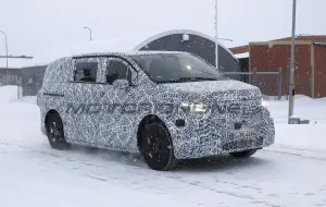 Mercedes Classe V EV 2027 - Foto spia 24-01-2025 - 19