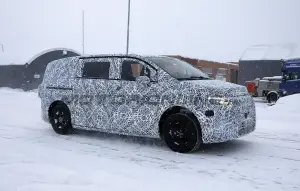 Mercedes Classe V EV 2027 - Foto spia 24-01-2025 - 16