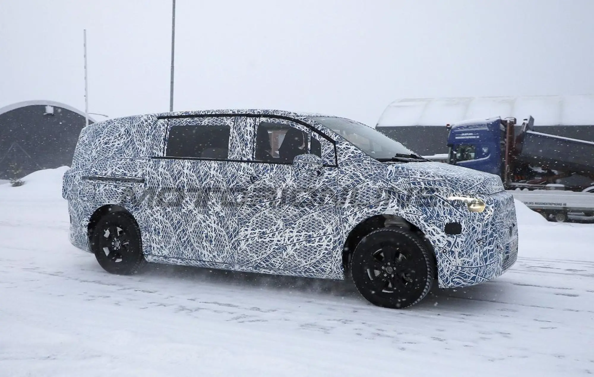 Mercedes Classe V EV 2027 - Foto spia 24-01-2025 - 18