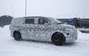 Mercedes Classe V EV 2027 - Foto spia 24-01-2025 - 18