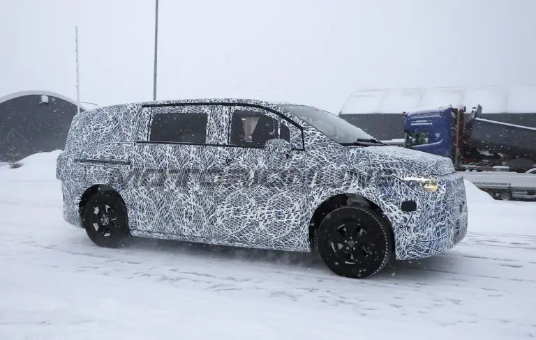 Mercedes Classe V EV 2027 - Foto spia 24-01-2025 - 18