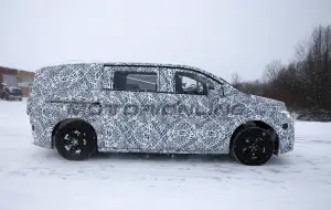 Mercedes Classe V EV 2027 - Foto spia 24-01-2025 - 25