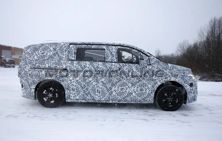 Mercedes Classe V EV 2027 - Foto spia 24-01-2025 - 25