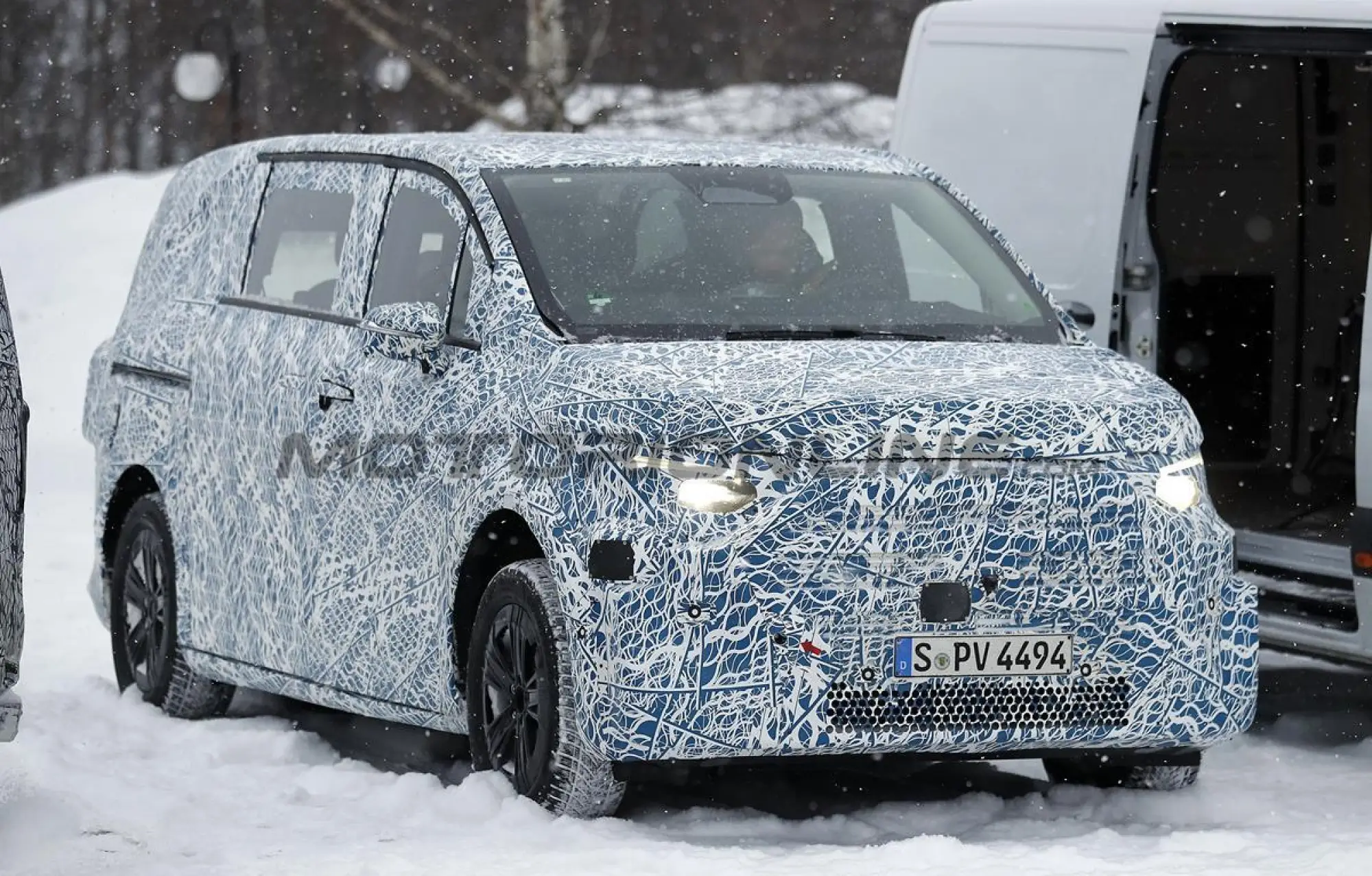 Mercedes Classe V EV 2027 - Foto spia 24-01-2025 - 2