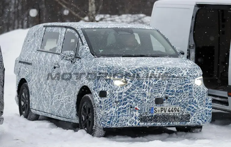 Mercedes Classe V EV 2027 - Foto spia 24-01-2025 - 2