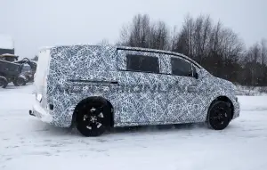 Mercedes Classe V EV 2027 - Foto spia 24-01-2025 - 17