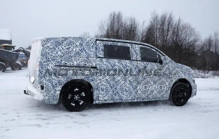 Mercedes Classe V EV 2027 - Foto spia 24-01-2025 - 17