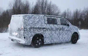 Mercedes Classe V EV 2027 - Foto spia 24-01-2025 - 23