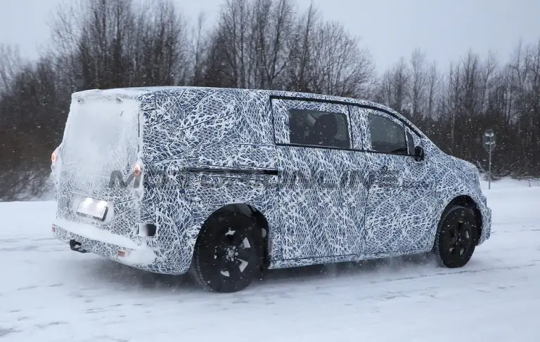 Mercedes Classe V EV 2027 - Foto spia 24-01-2025 - 23