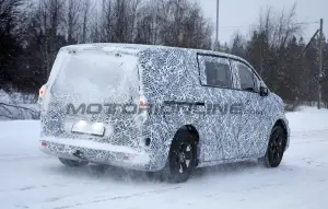 Mercedes Classe V EV 2027 - Foto spia 24-01-2025 - 21